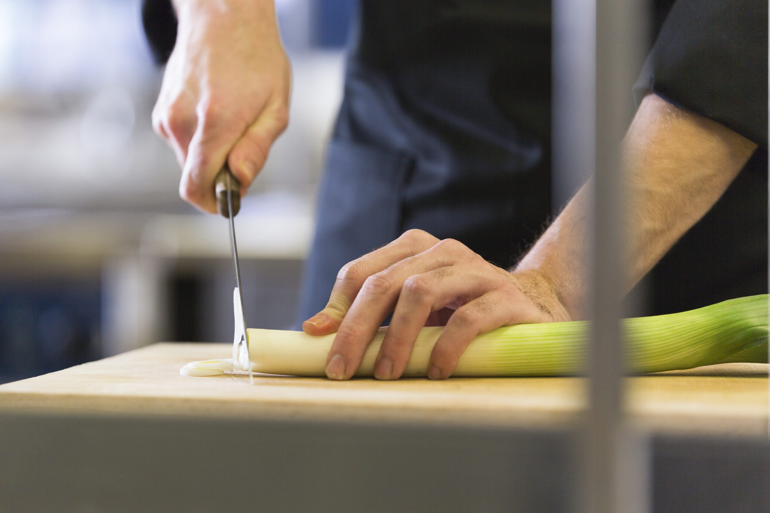 La référence planche à découper La maison de la planche La Maison de la Planche Découvrez nos planches à découper en bois massif durables et professionnelles Artisanat de qualité pour chefs cuisines raffinées et passionnés de cuisine