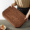 Petite planche à découper en bois   Compact et antibactérien aux angles arrondis Cette petite planche à découper en bois combine praticité et hygiène dans un format compact idéal pour les petites cuisines Fabriquée en bois foncé avec traitement antibactérien cette planche de cuisine résiste naturellement aux bactéries et à lhumidité Ses angles arrondis facilitent
